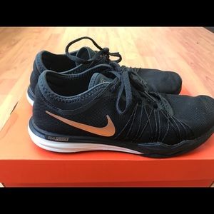 Like New Nike Black/Rose Gold Flyknit Wmns sz 8.5